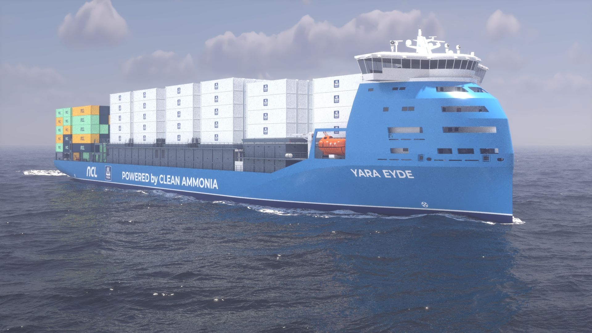 Blått containerskip med stablede containere seiler på havet under overskyet himmel.