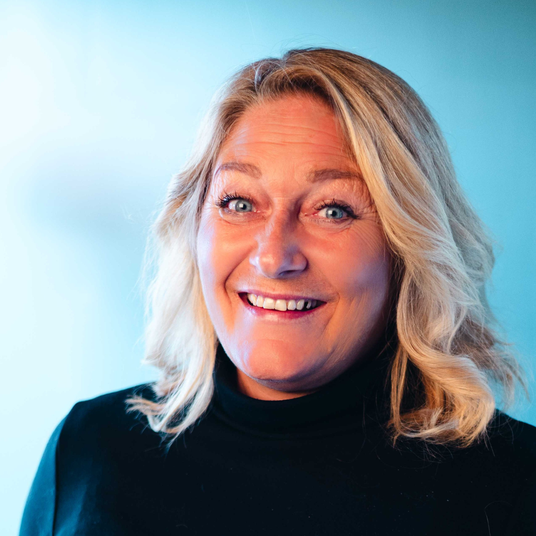 Bildeav smilende kvinne i portrett