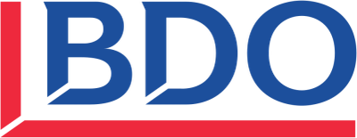 BDO-logo med blå bokstaver og røde linjer på svart bakgrunn.